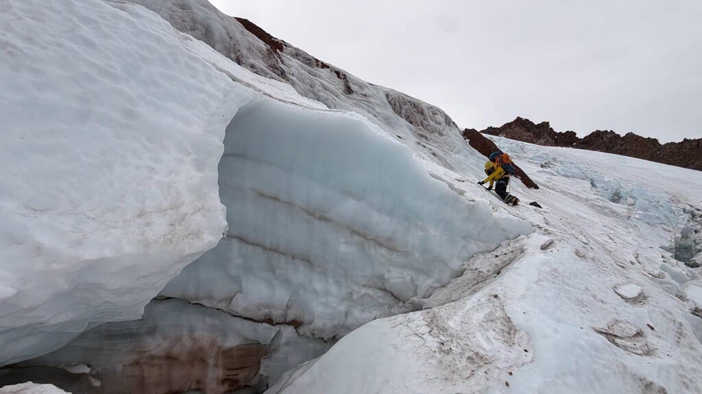 Florida man injured climbing California's Mount Shasta rescued after 2 nights in freezing temps — CBS Miami, Conroe Technology news